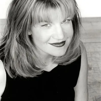 Elizabeth Hawes headshot.