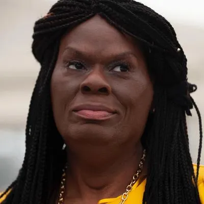 Dee Farmer headshot.